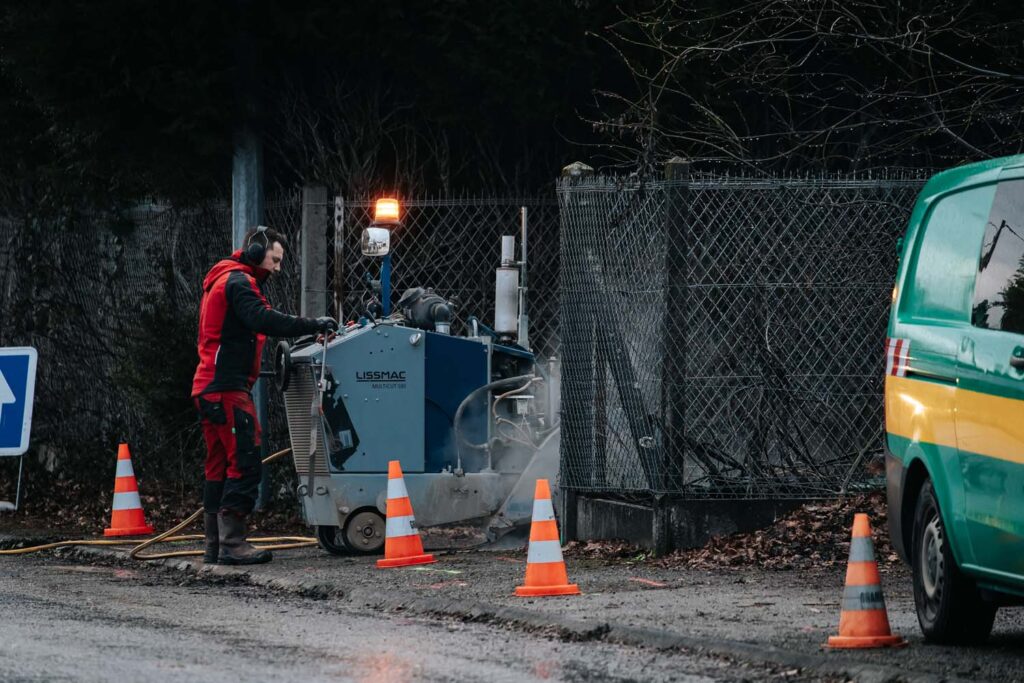 Photo d'un professionnel du sciage et carottage béton sur chantier