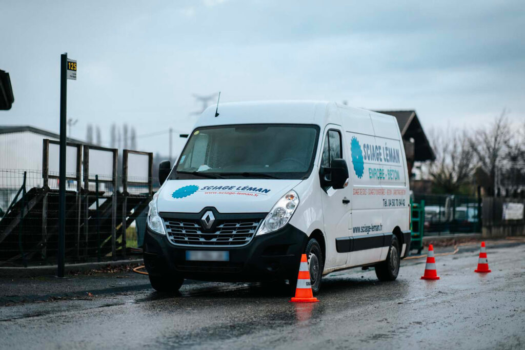 PHOTO D'U NVÉHICULE DE L'ENREPRISE SCIAGE LÉMAN