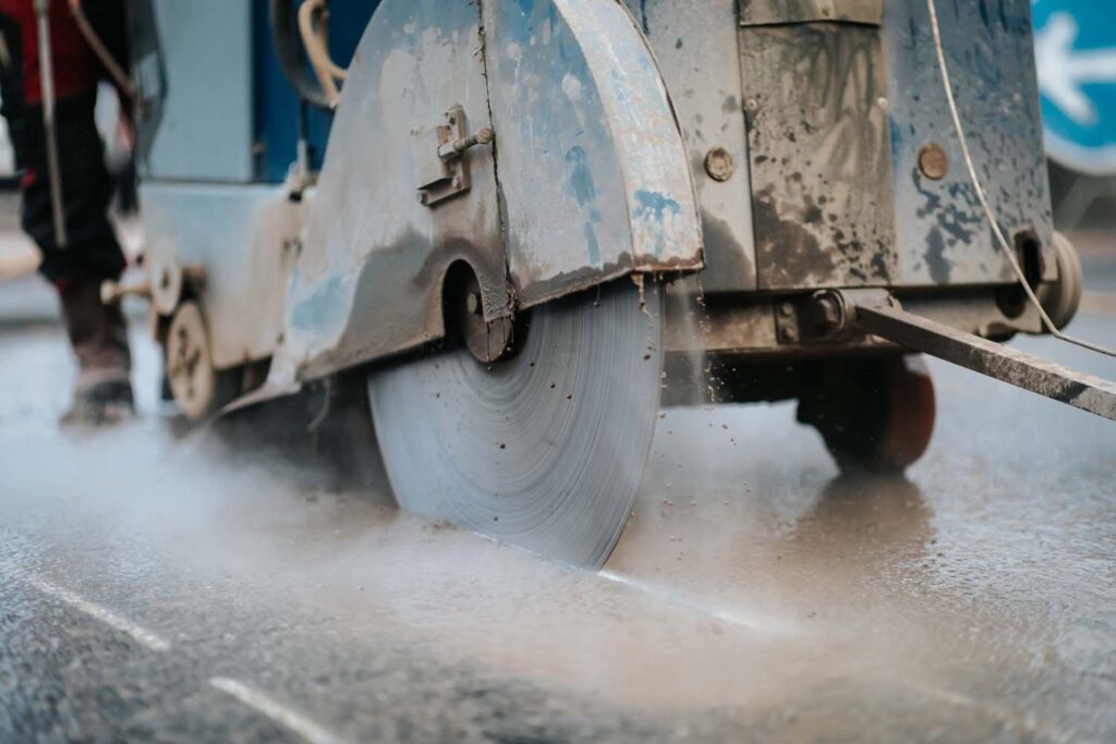 Photo d'une scie entrain de découper un sol bétonné
