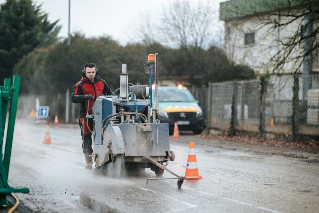 Photo d'un professionnel de l'entreprise Sciage Léman entrain de réaliser le sciage d'une voirie