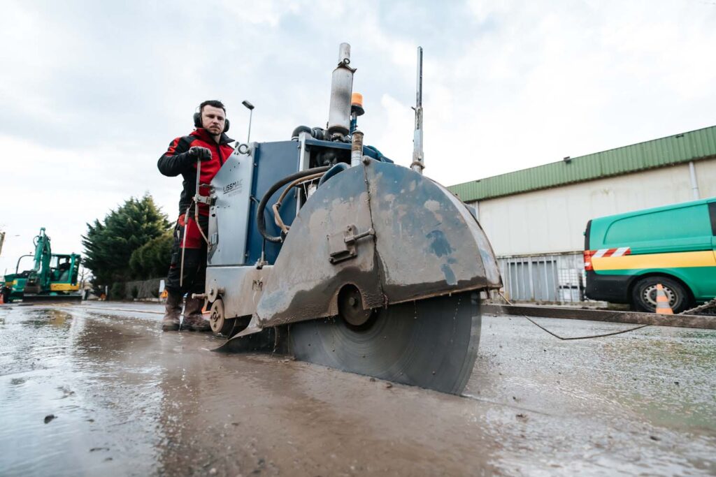 Photo d'un employé de l'entreprise Sciage Léman entrain de scier un sol