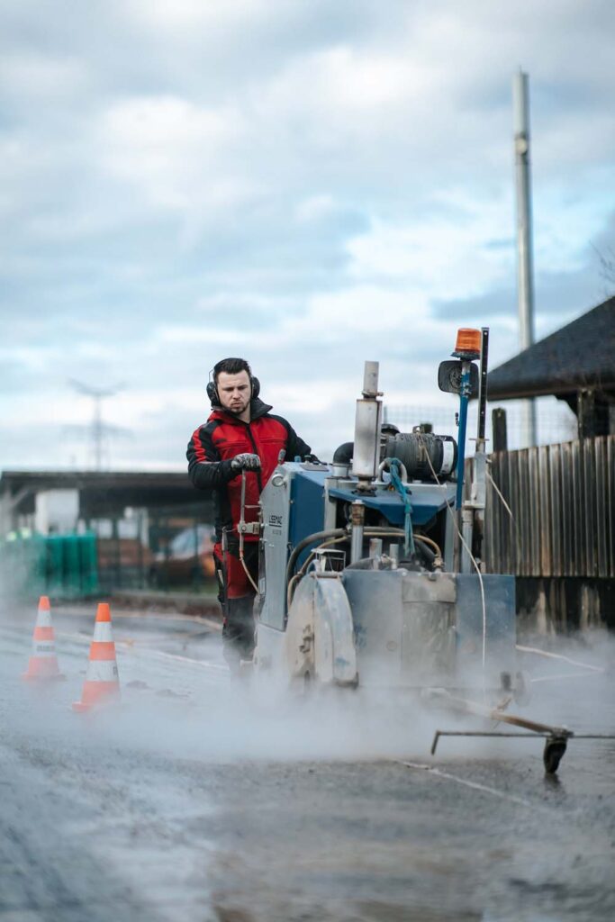 Photo d'un atisan entrain de réaliser de travaux de sciage béton