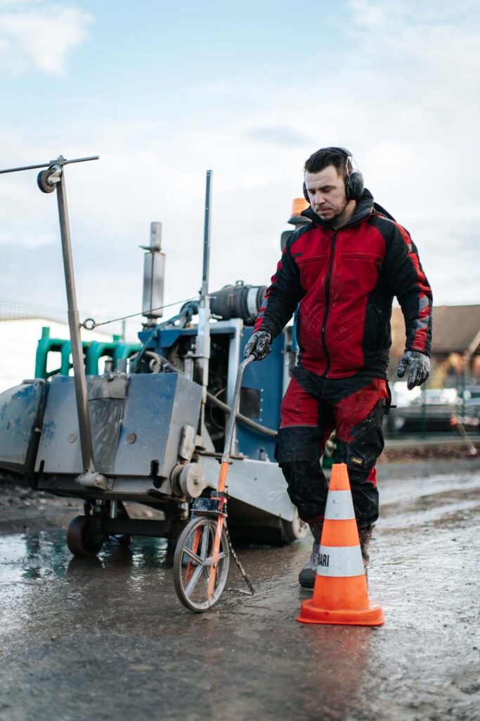 Photo d'une personne entrain de racer la ligne pour un sciage béton