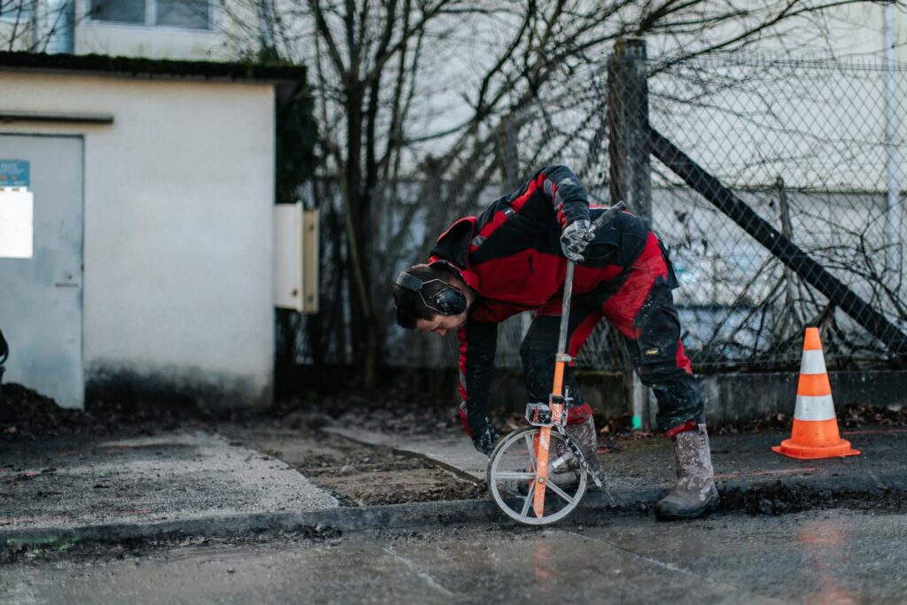 Photo d'une personne entrain de préparer une voirie pour un sciage béton