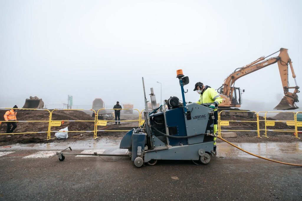 Photo d'un professionnel entrain de réaliser le sciage d'un sol bétonné