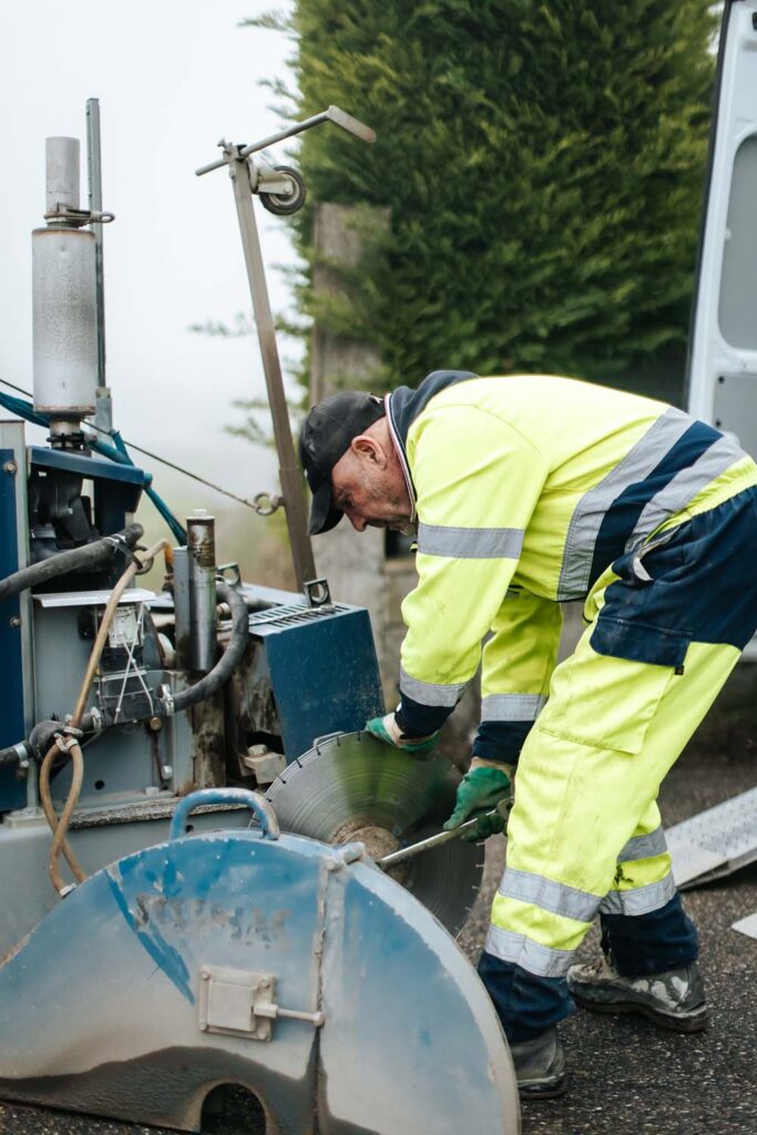 Photo d'un professionnel entrain de mettre en place une scie pour un sciage béton