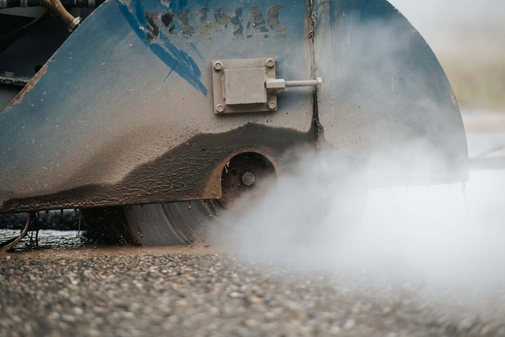 Photo d'une scie circulaire prête à scier un sol en béton